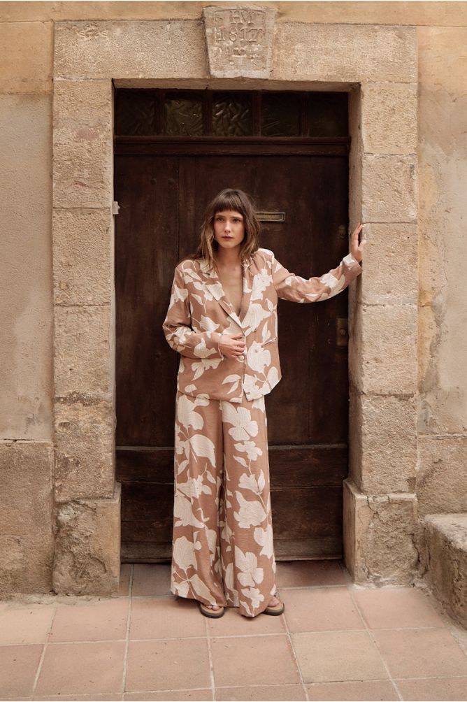 Pantalón de mujer largo, con estampado floral.