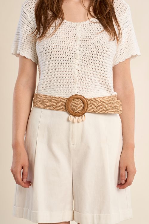 Cinturón de mujer de rafia, hebilla redonda y conchitas.