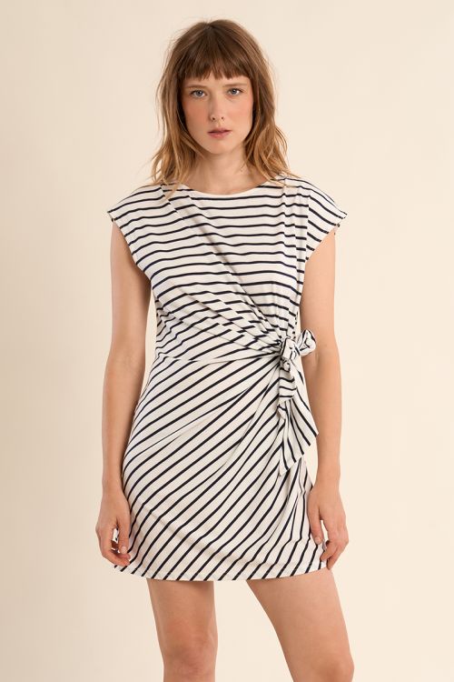 Vestido de manga corta, con estampado y lazada.