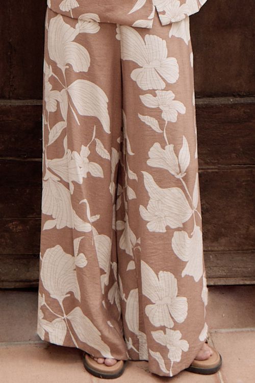 Pantalón de mujer largo, con estampado floral.