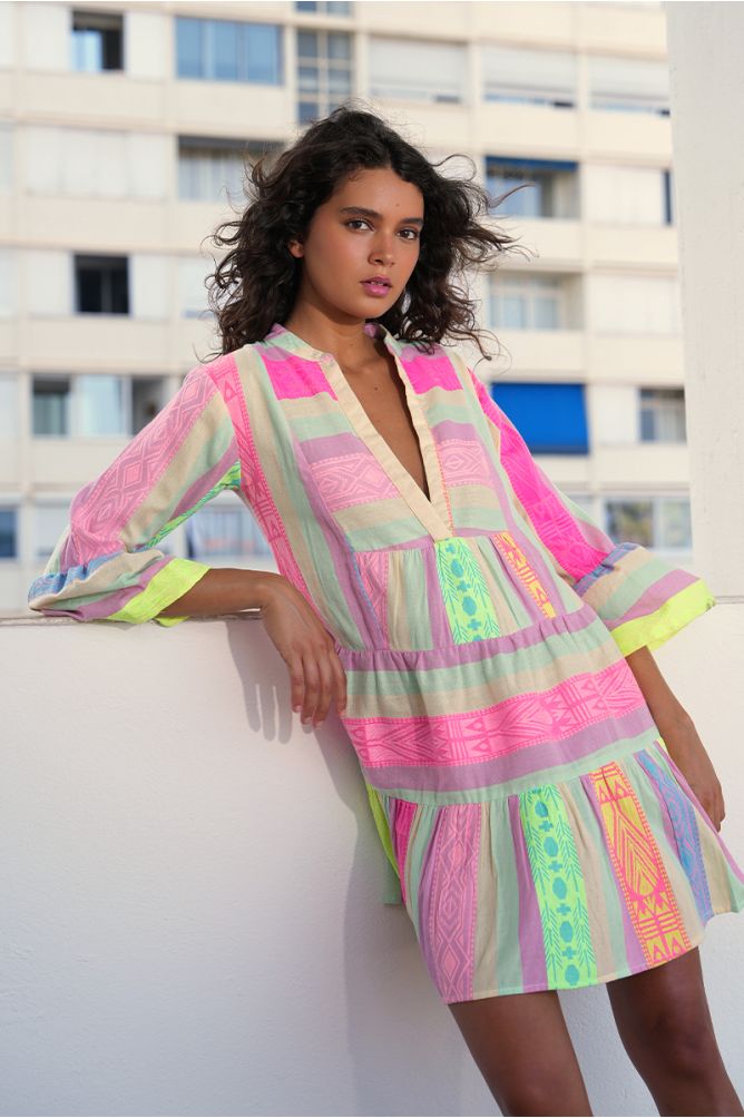 Vestido corto, de manga larga, multicolor.