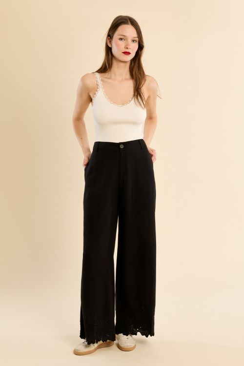 Pantalón de mujer largo, vaporoso, flores bordadas.