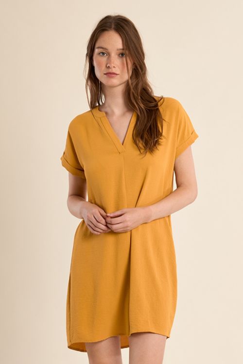 Vestido de manga corta, escote en V.