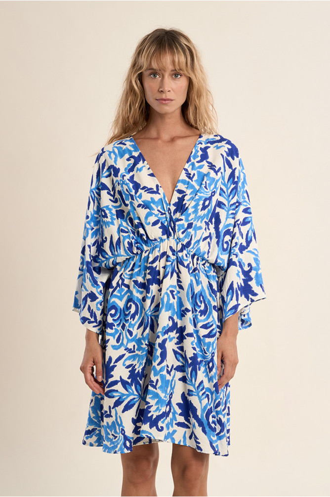 Short dress, flared sleeves