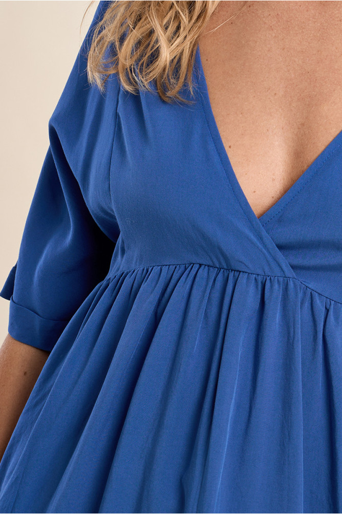 Vestido de mnaga corta, detalle lazada.