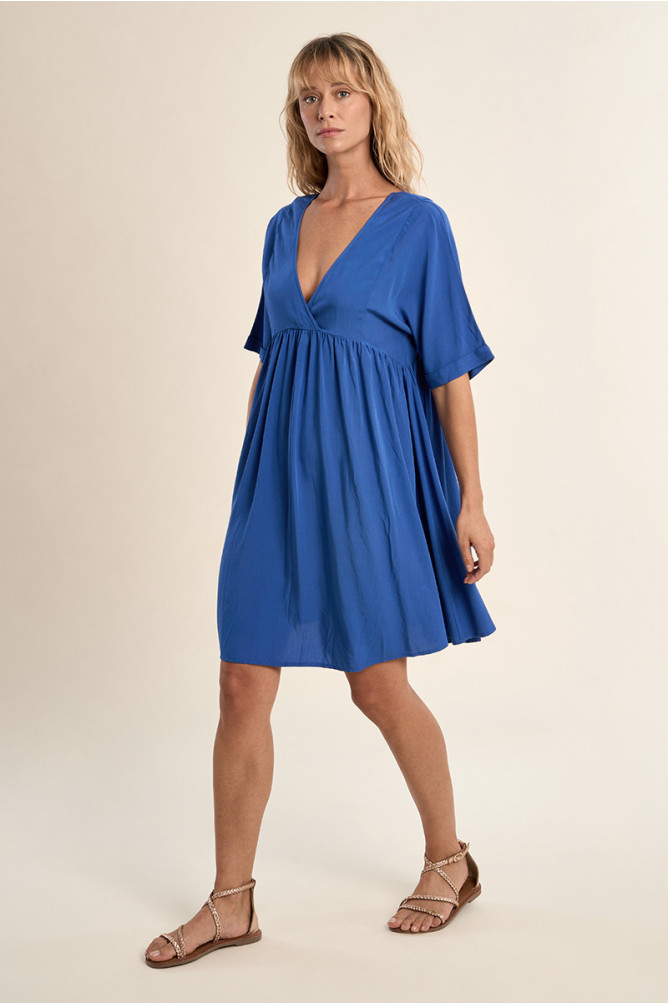 Vestido de mnaga corta, detalle lazada.