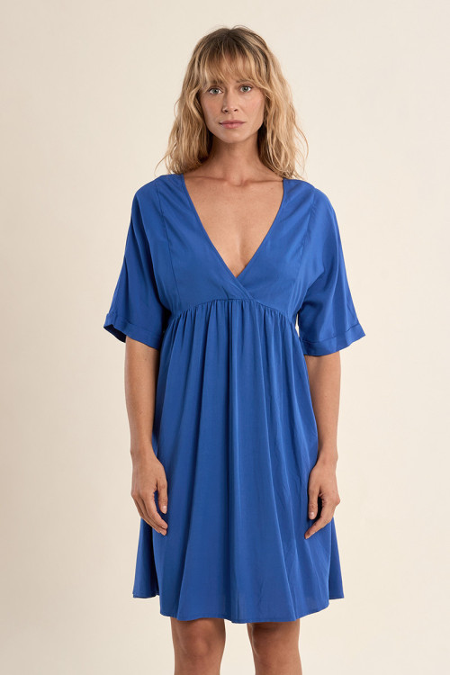 Vestido de mnaga corta, detalle lazada.