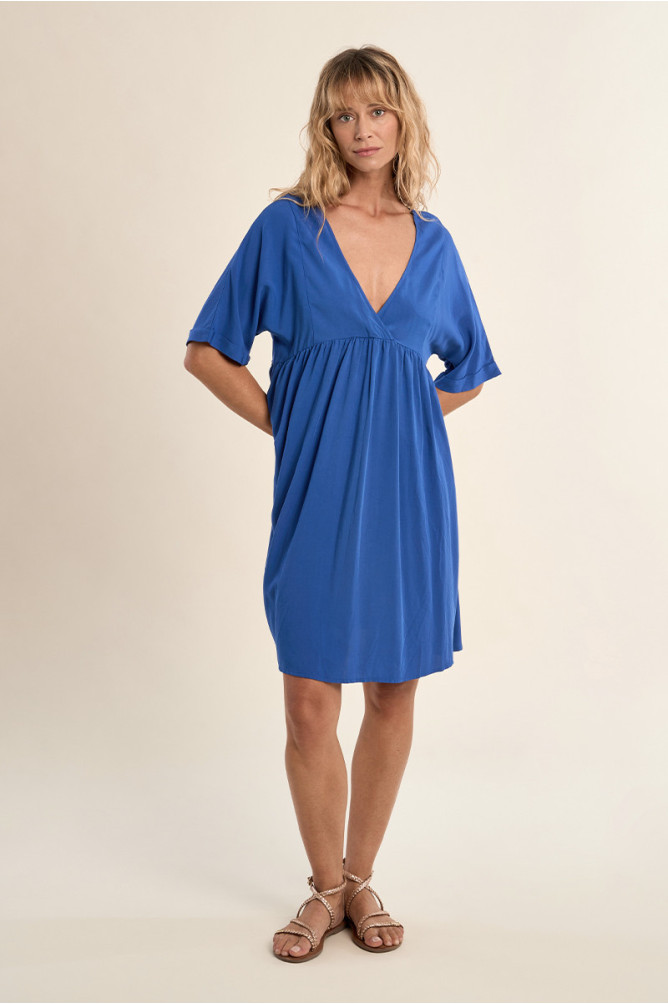 Vestido de mnaga corta, detalle lazada.