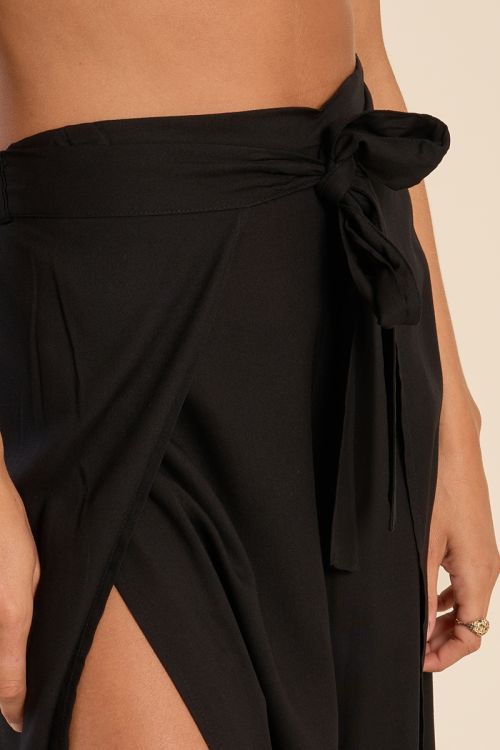 Pantalón de mujer largo, con lazada.