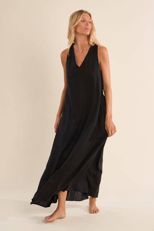 Vestido largo, de manga sisa, espalda descubierta.