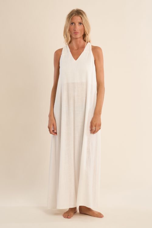 Vestido largo, de manga sisa, espalda descubierta.
