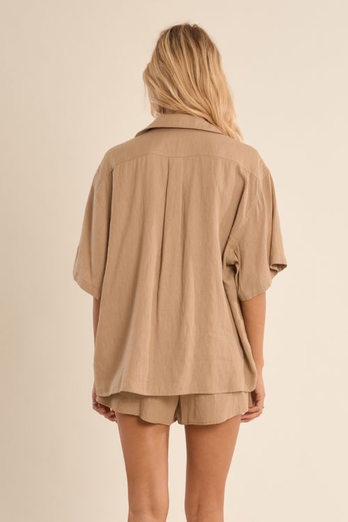 Camisa de mujer de manga corta, asimétrica.