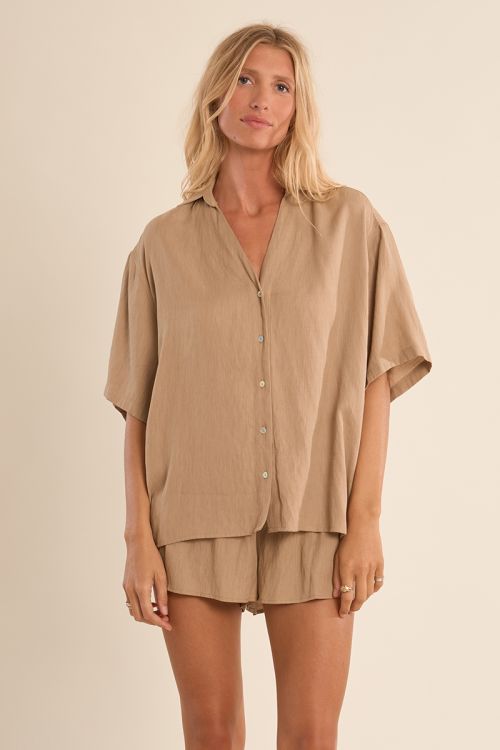 Camisa de mujer de manga corta, asimétrica.