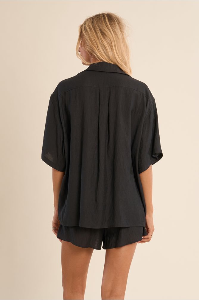 Camisa de mujer de manga corta, asimétrica.