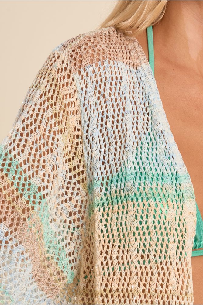 Chaqueta de mujer larga, en tejido brillante, con flecos y estampado.
