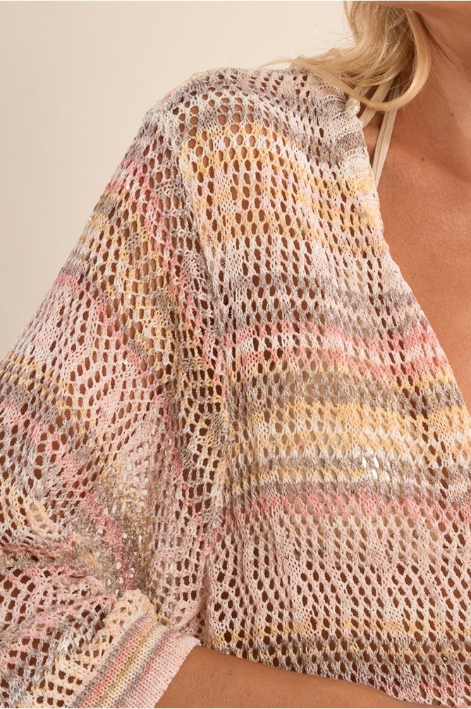Chaqueta de mujer larga, en tejido brillante, con flecos y estampado.